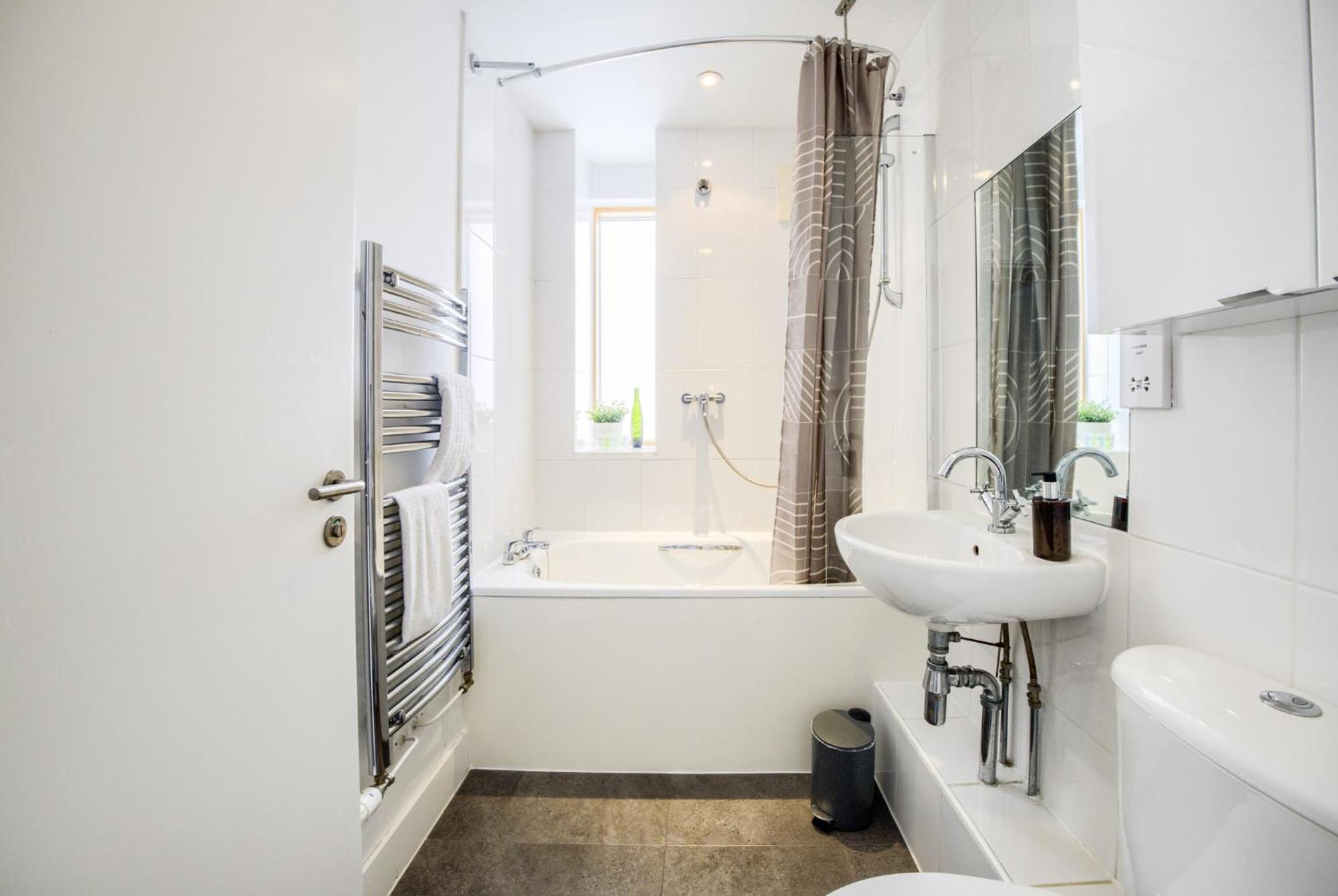 Coventry Large 4-Bed Townhouse By Empower Homes 外观 照片
