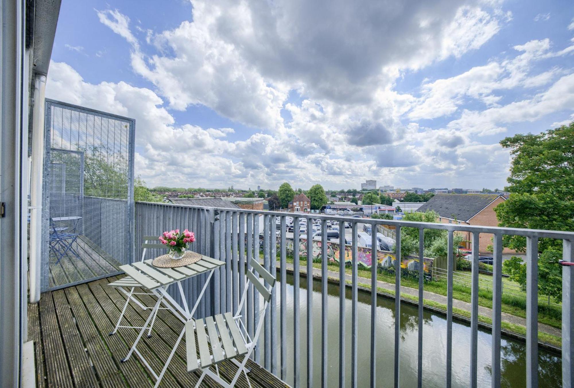 Coventry Large 4-Bed Townhouse By Empower Homes 外观 照片