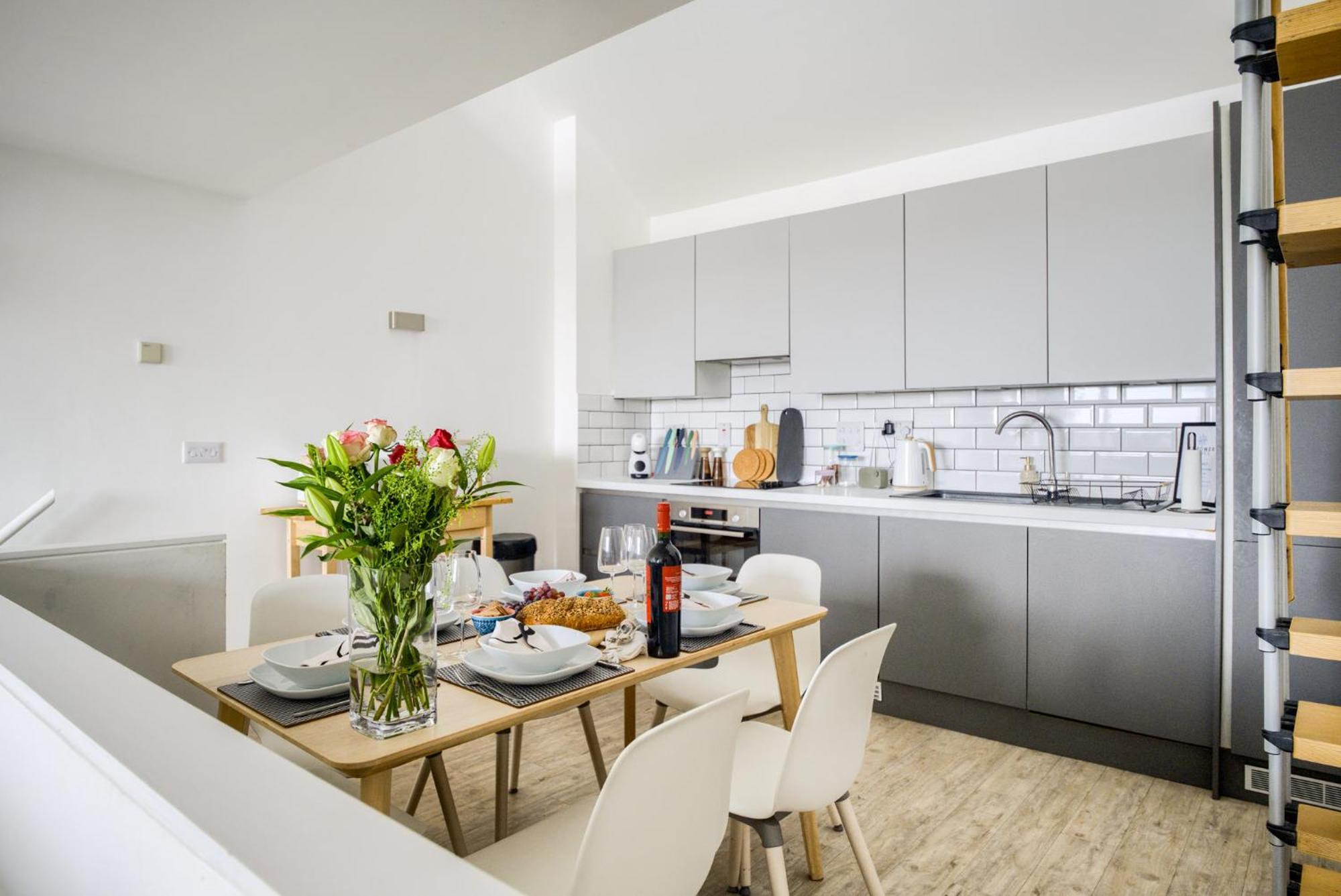 Coventry Large 4-Bed Townhouse By Empower Homes 外观 照片